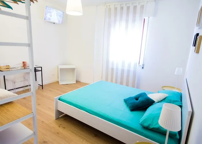 - By The Sea מונדלו