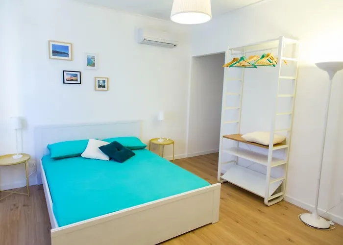 - By The Sea מונדלו