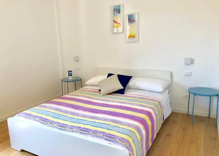 - By The Sea בית הארחה 4*