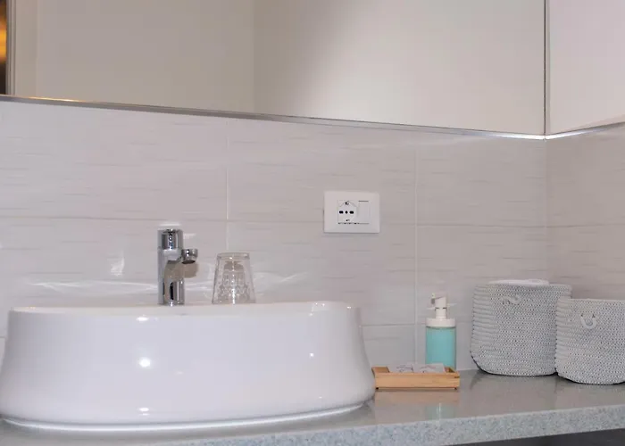 - By The Sea בית הארחה מונדלו